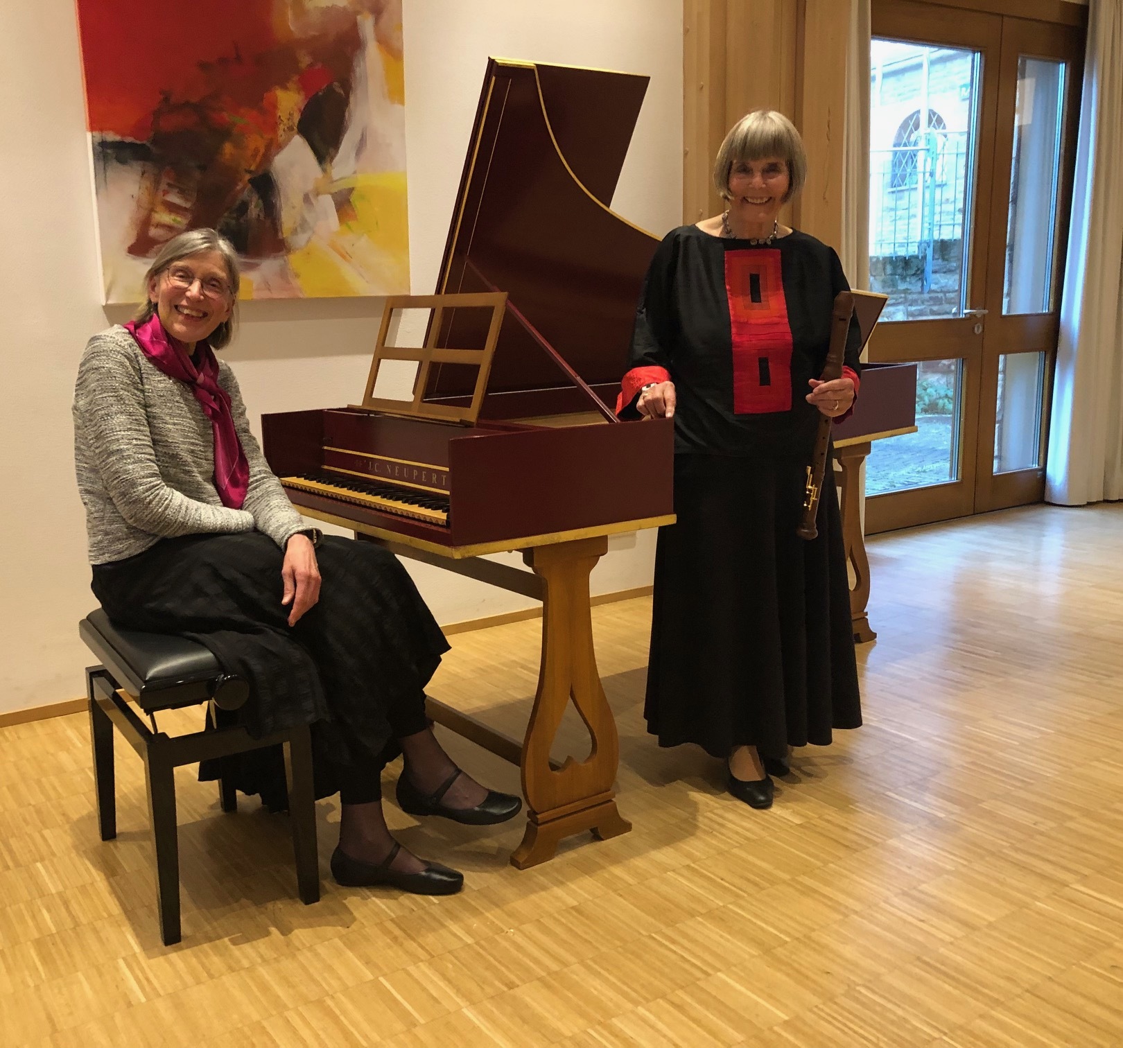 Ulrike Engelke (links) und Hildegard Treiber vor dem Konzert im Altdorfer Bürgerhaus. Bild: z