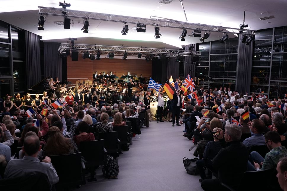 Alle Fahnen hoch: das Jahreskonzert des AEG gab sich europäisch im very british Konzertdesign. Bild: Heiden