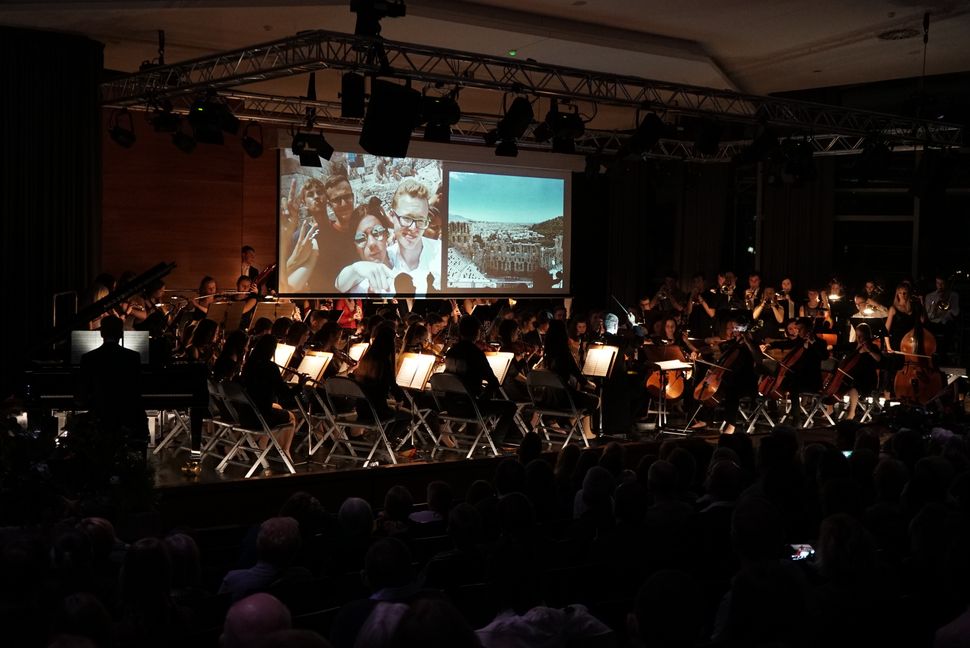 Rückschau auf die Griechenlandtour der AEG-Orchester beim Jahreskonzert. Bild: Heiden