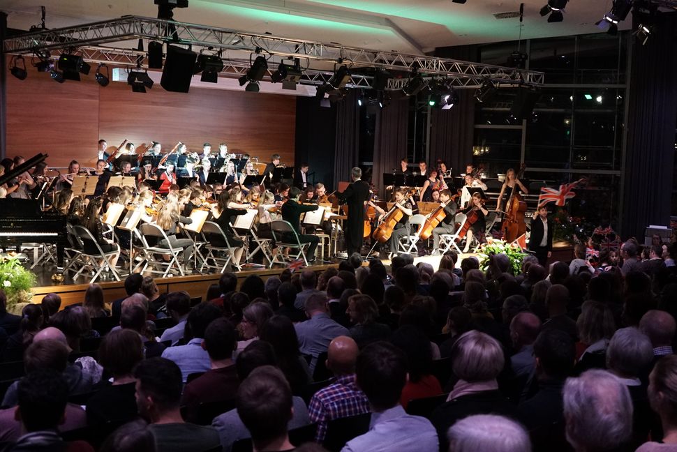 das-jahreskonzert-der-aeg-orchester-im-zeichen-von-wehenden-fahnen-bild-heiden