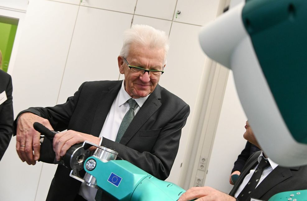 Ministerpräsident Winfried Kretschmann beim Besuch des Instituts für Anthropomatik und Robotik am KIT.