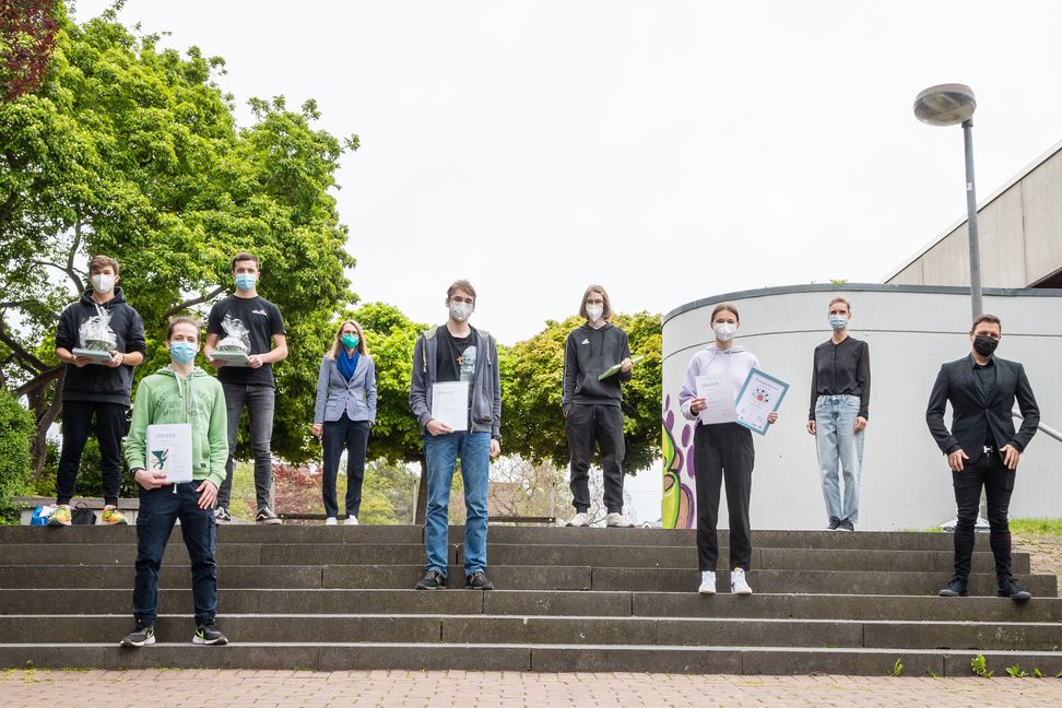 Die Preisträger des Stiftsgymnasiums: von Links: Zacharias Streng (Klasse 10c), Niels Krämer (10c), Schulleiterin Nadine Kußler, Jan Eberle (10c), Sanne Mäusling (betreuende Lehrerin/obere Reihe von links),  mittlere Reihe: Finn Anschütz (10c), Franziska Söhnel (11), Florian Wahl (mittlere Reihe von links) und  Niklas Neumann (10c/vorne). Bild: Nüßle