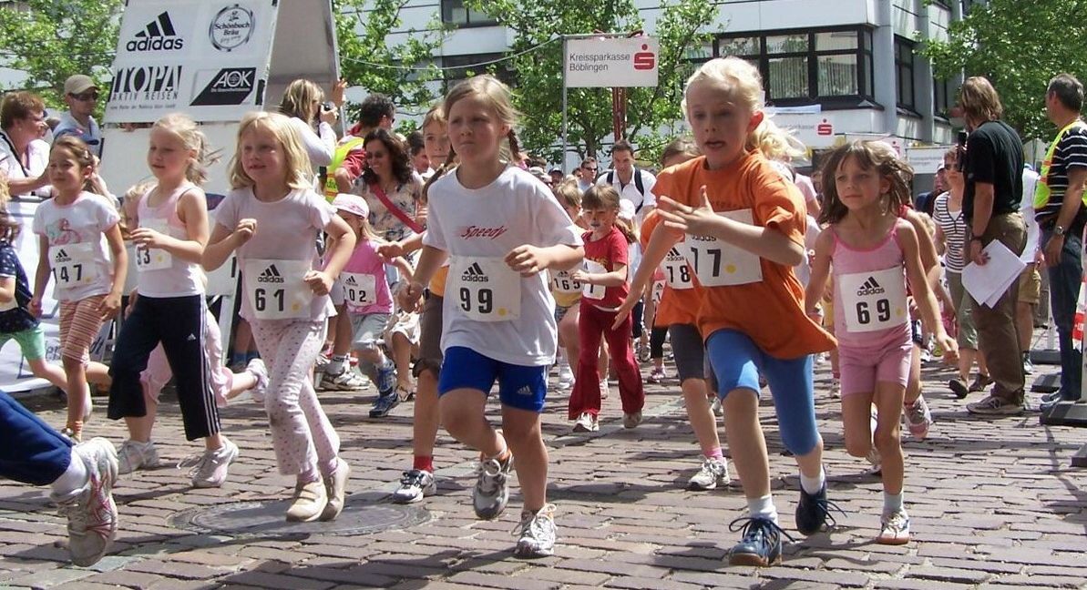 Das Foto ist 15 Jahre alt, die damaligen Kinder sind längst erwachsen. Das Marathon-Projekt der Sindelfinger Bürgerstiftungaber blieb der Renner und ließ sich 2021 auch von der Pandemie nicht stoppen. Zuletzt wegen der Corona-Auflagen allerdings ohne großes Finale in der Innenstadt. Das soll sich wieder ändern.        Bild: Photostampe/A