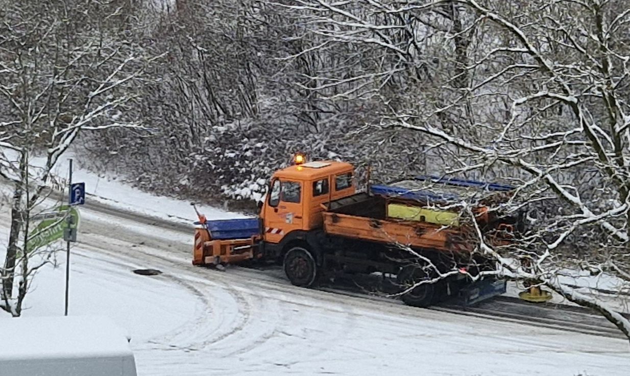 Die Streufahrzeuge sind in Sindelfingen und Böblingen bei Eisglätte ab den frühen MOrgenstunden im Einsatz. Bild: Dettenmeyer
