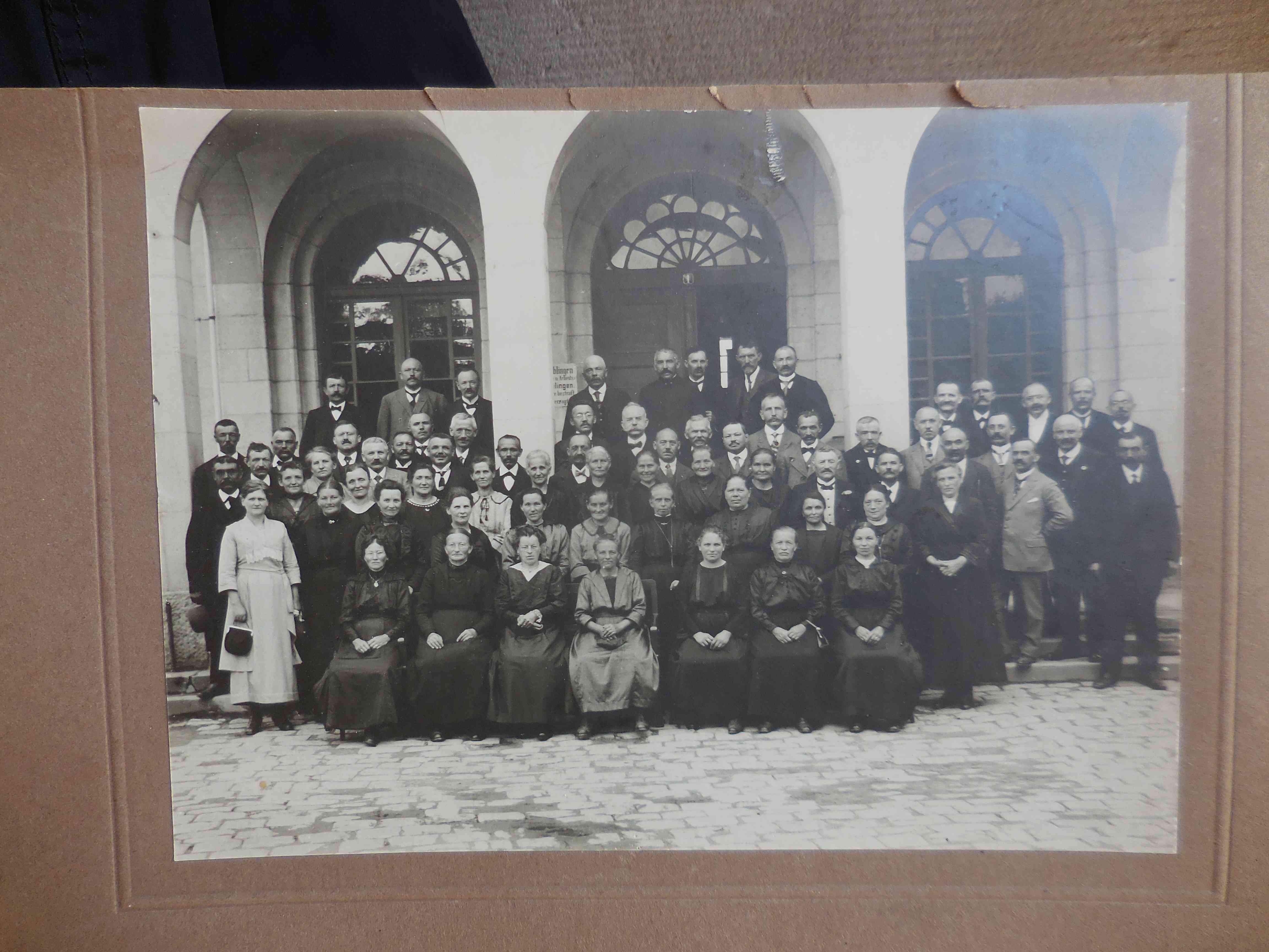 Wer kennt diesen Jahrgang noch? Das Foto muss zu Beginn des 20. Jahrhunderts vor dem Gasthaus Schwanen an der damaligen Stuttgarter Straße in Sindelfingen aufgenommen worden sein und lag undatiert im Archiv des Martinskirchen-Pfarramts.  Foto: P. Bausch