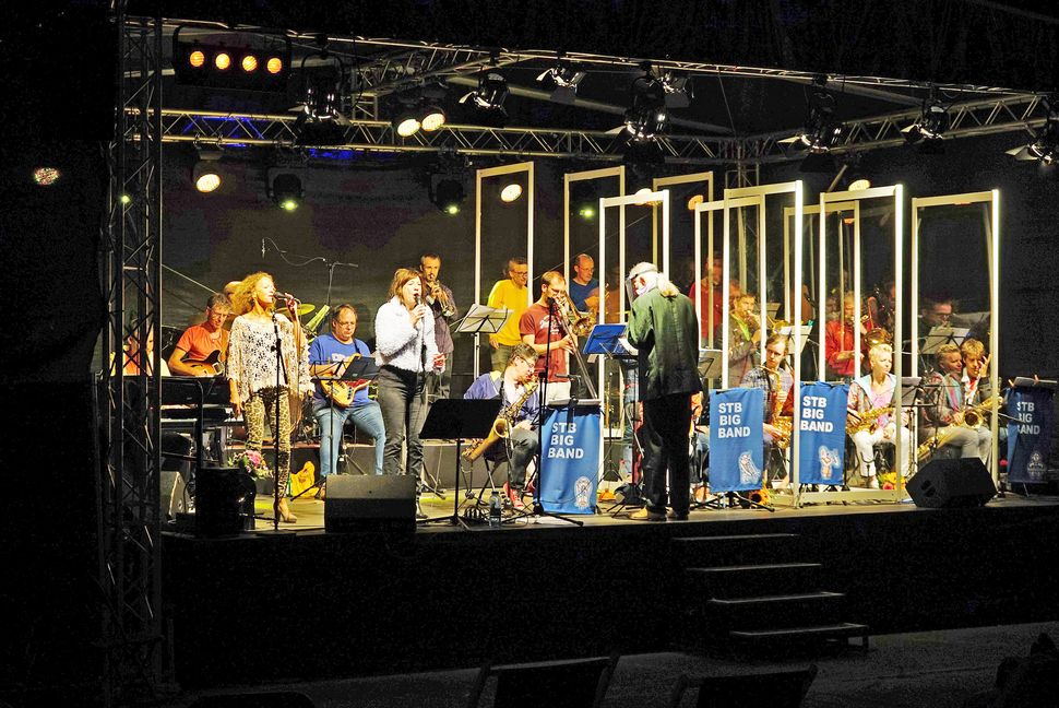 Die STB-Bigband mit den Sängerinnen Gudrun Egle (links) und Pearl Bretter. Bild: Heiden