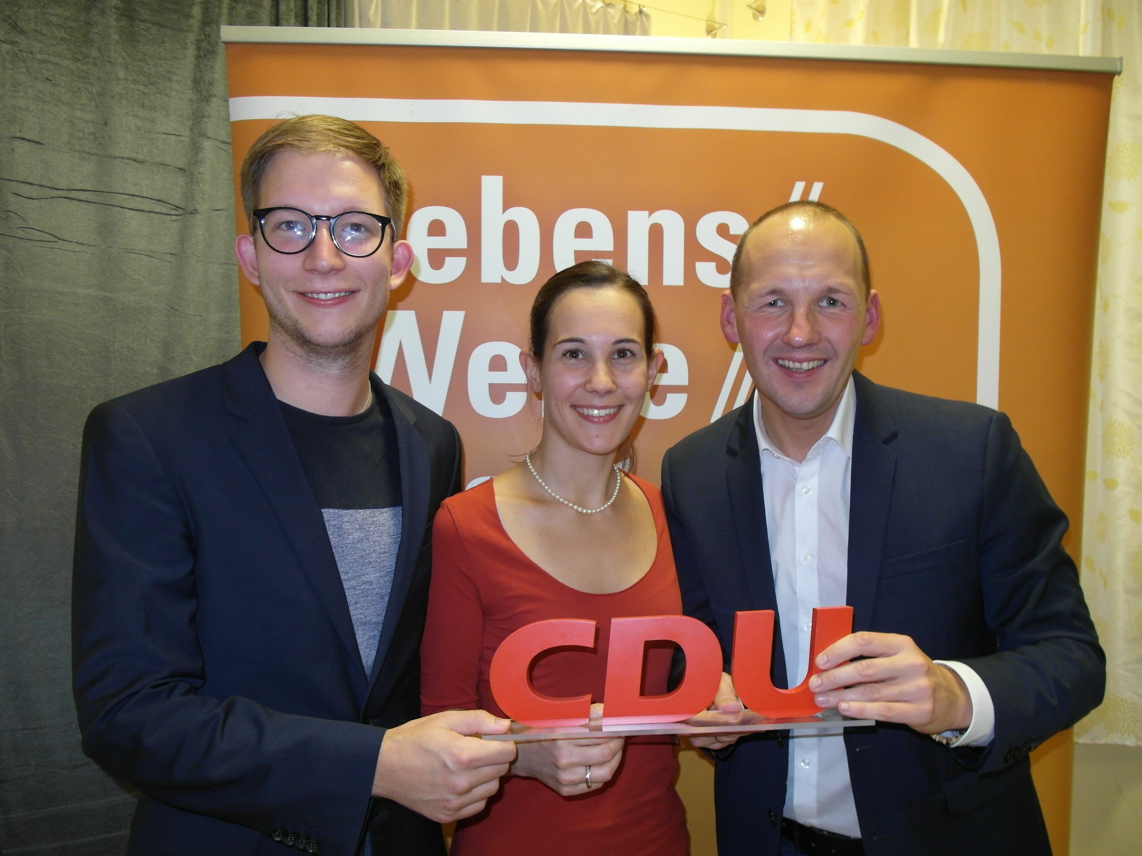 Die neue Doppelspitze der Böblinger CDU (von links): Pascal Panse, Dr. Alissa Geisinger, mit dem Bundestagsabgeordneten Marc Biadacz.   Bild: Staber