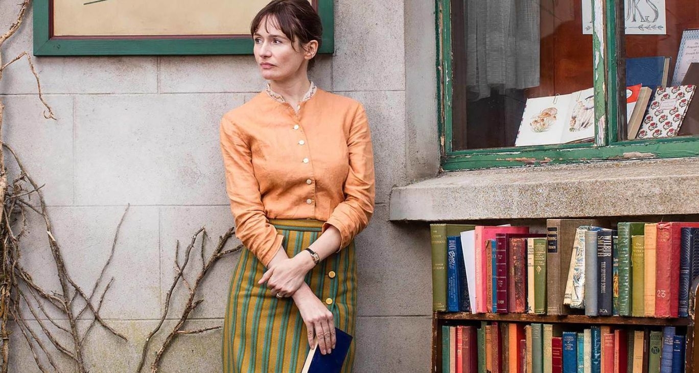 In „Der Buchladen der Florence Green“ (Emily Mortimer) muss eine junge Witwe erfahren, welche Kraft Bücher haben können.    Bild: z