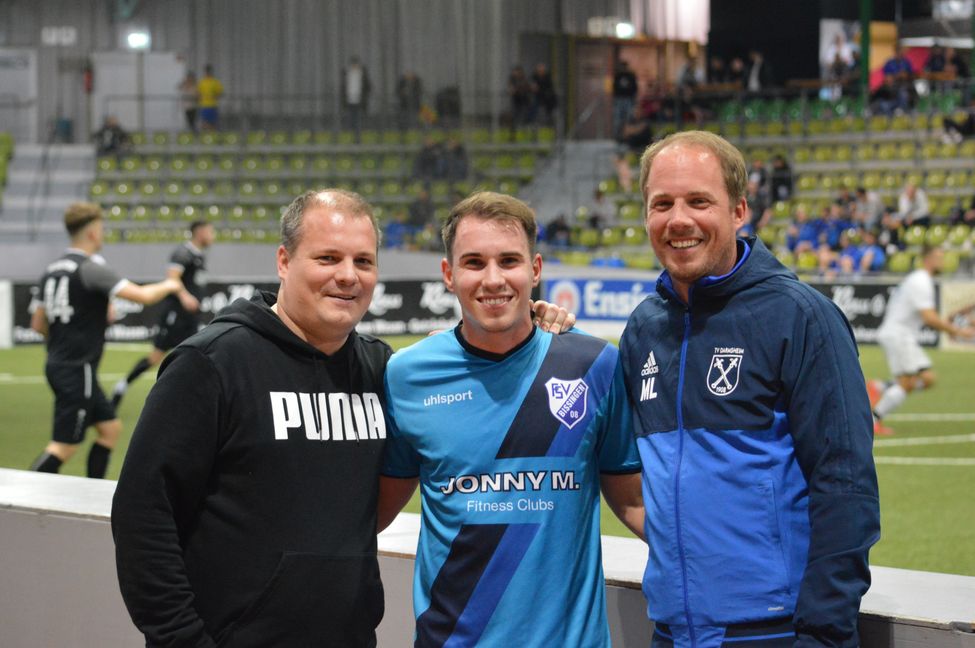 Vereinter Lindner-Clan bei der Hallenfußball-Gala im Sindelfinger Glaspalast: Tobias (links), Trainer der Spvgg Aidlingen, und Marcel, Coach des TV Darmsheim, nehmen ihren jüngsten Bruder Simon, Oberligaspieler des FSV Bissingen, in ihre Mitte. Bild: Zvizdiç