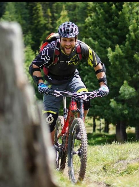 Christian Schiel, Tourenguide, Techniktrainer und Testfahrer für ein MTB-Magazin, startet von der Sportwelt aus die Mountainbike-Runde.       Bild: z