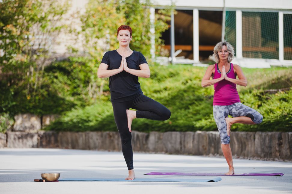 Einatmen, ausatmen, zur Ruhe kommen: Andrea Janik (vorne) und Sylke Clar zeigen, wie das beim Yoga geht. Bild: fotoknobi/z