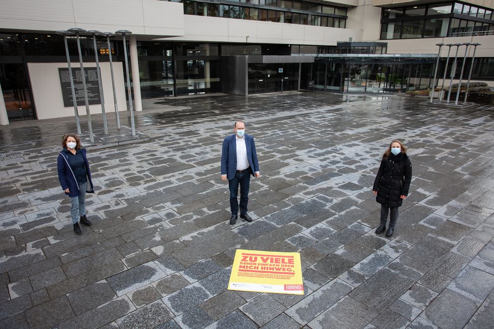Auf unserem Foto (von links): Christiane Mayer, stellvertretende Leiterin des Amts für soziale Dienste, Oberbürgermeister Dr. Bernd Vöhringer und Integrationsbeauftragte Jana Zeh.     Bild: z