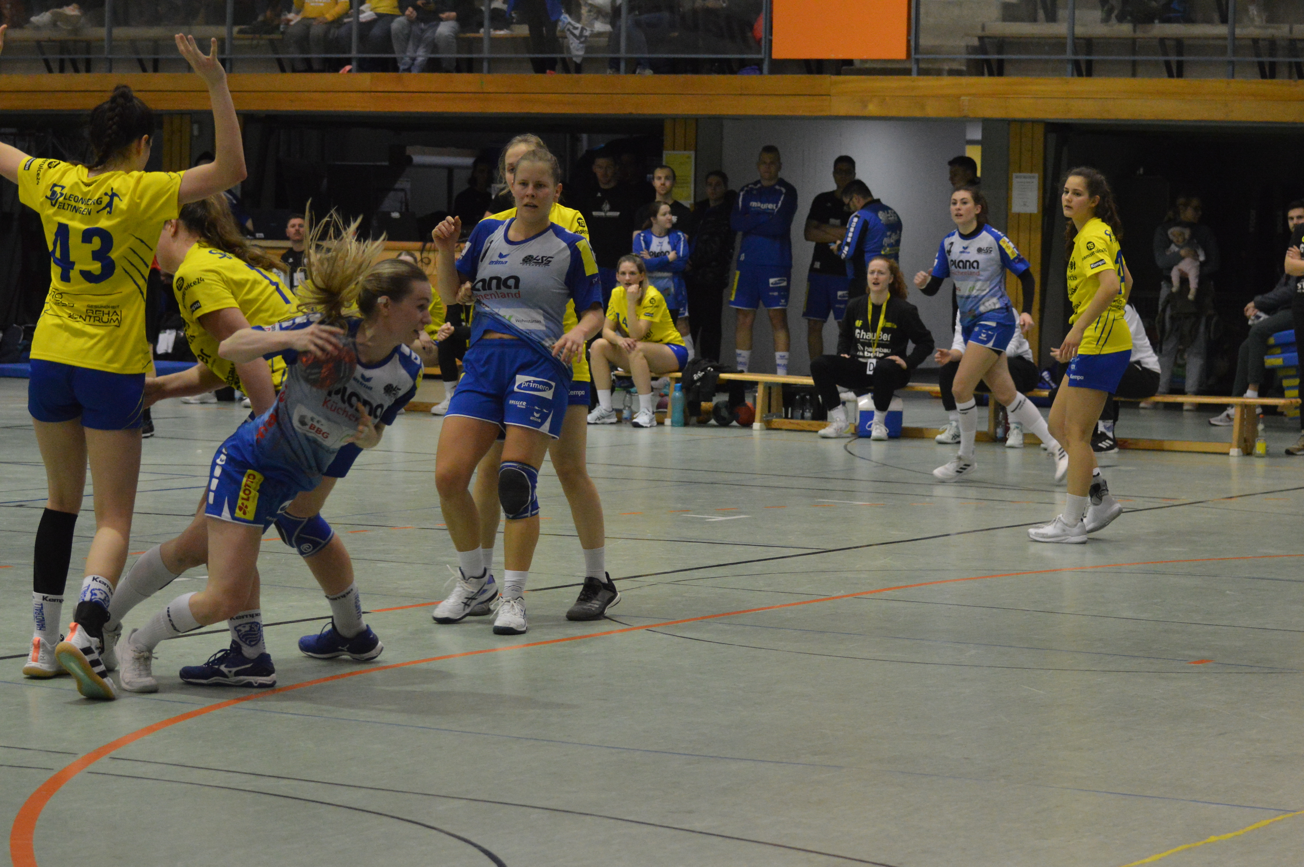 Denise Knoll wurschtelt sich durch, Anja Weinhardt schaut zu: Die HSG Böblingen/Sindelfingen hat das Verfolgerduell gegen den SV Leonberg/Eltingen mit 27:23 gewonnen.  Bild: Zvizdiç