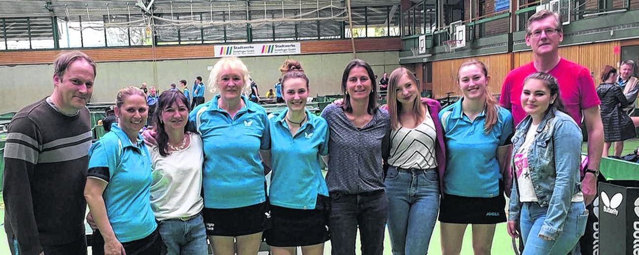 Gruppenbild mit Grand-Dame: Trainer Oliver Appelt, Olivia Pfadenhauer, Uschi Kohn, Maria Schuller, Natalie Bacher, Elke Philipp, Nathalie Richter, Hannah Sauter, Alina Frey, Manager Bernd Petzsche (von links).