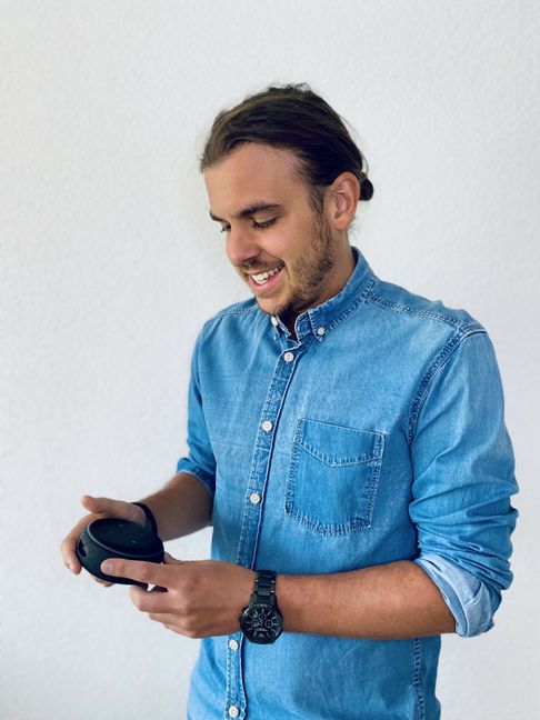 Kleiner Kasten, große Wirkung: Michael Wichterich mit seinem digitalen Gesprächspartner, der mehr kann, als Befehle entgegen zu nehmen. Bild: z