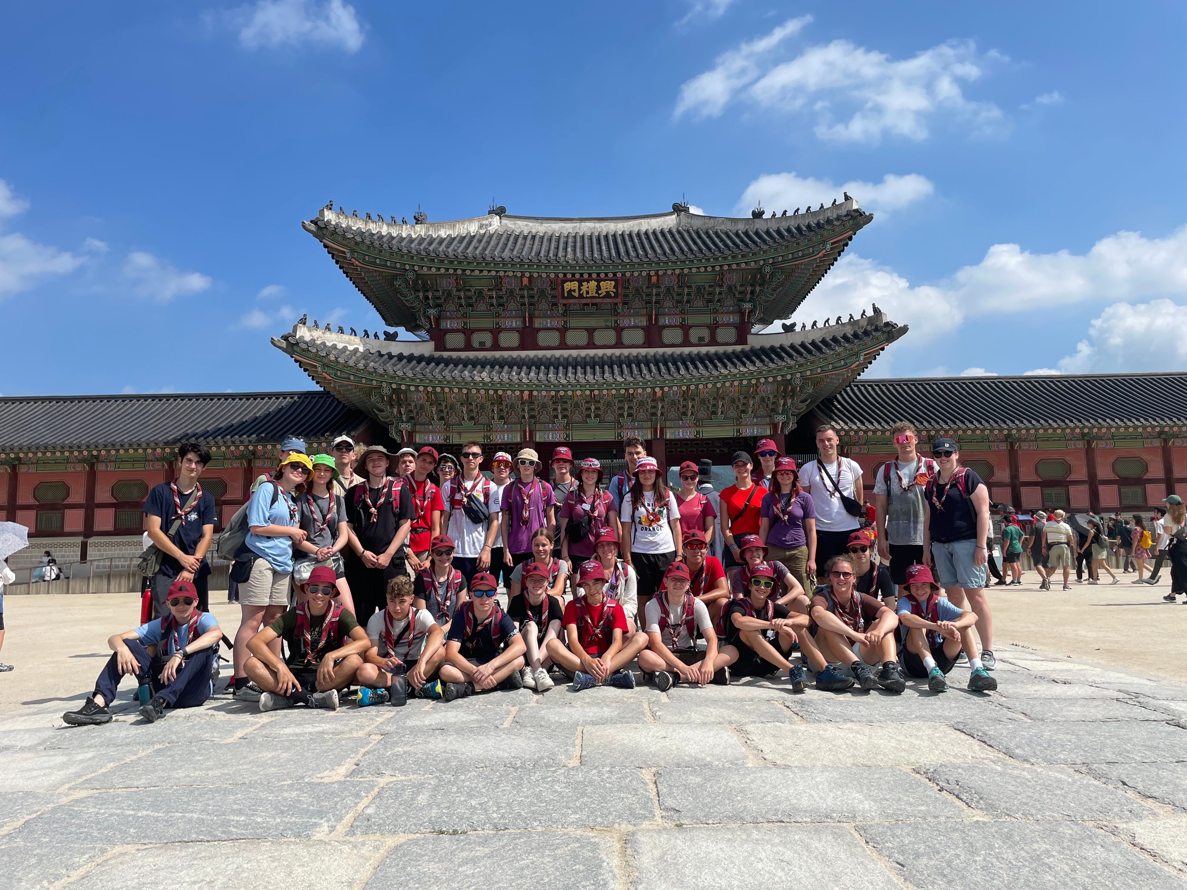 Gruppenbild vor dem Gyeongbokgung Palast in Seoul. Bild: z
