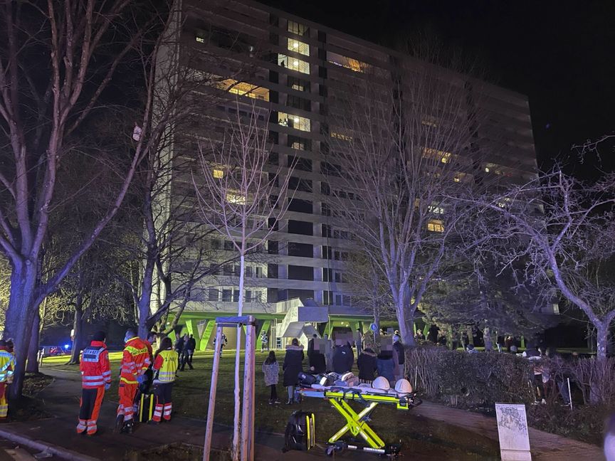 120 Bewohner haben in der Nacht zum 1. Januar vorübergehend ein Hochhaus in Sindelfingen wegen eines Balkonbrandes im 12. Stock verlassen müssen.⋌Bild: SDMG/Dettenmeyer