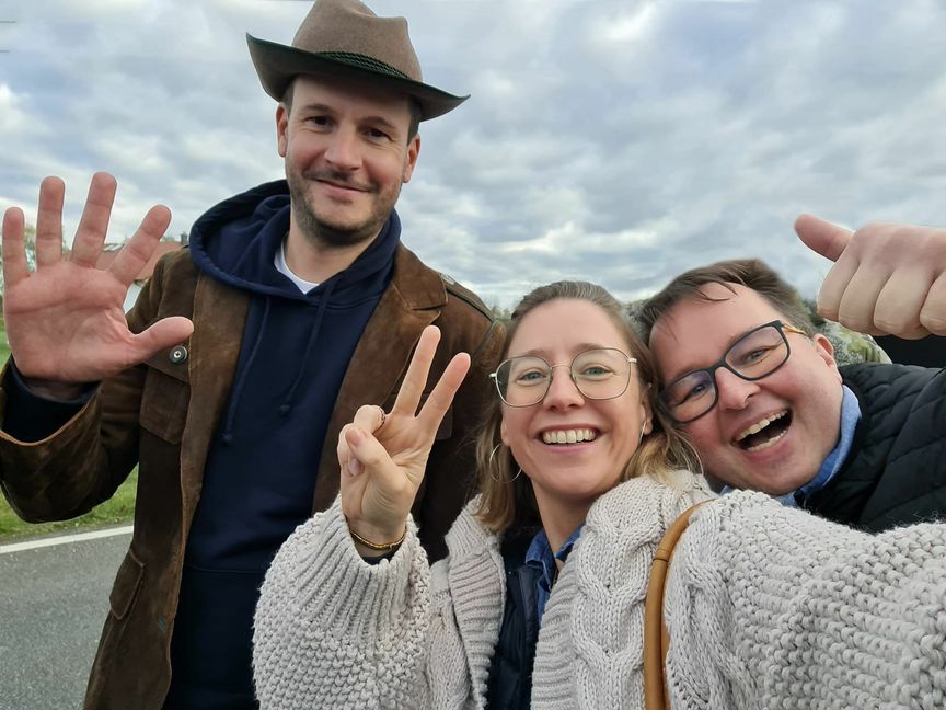 Klaus Zimmermann (links) mit seiner Lebensgefährtin Kathrin Zimmermann (mittig) und Freund Volker Hermann (rechts) kurz vor den Dreharbeiten zu Rehragout-Rendezvous.
