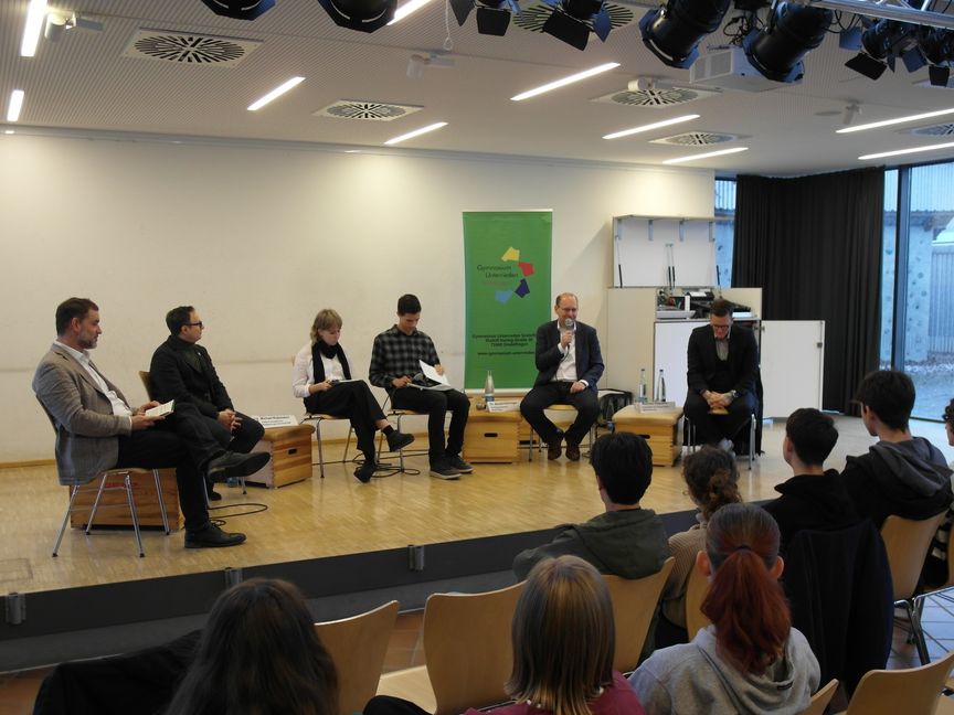 Im Unterrieden-Gymnasium auf der Bühne (von links): Dr. Rolf Frankenberger (Tübinger Institut für Rechtsextremismusforschung), Michael Rubinstein (Verwaltungsleiter der Israelitischen Religionsgemeinschaft Württembergs), Moderatorin Vera Große-Kracht, Moderator Lucas Dannecker, Sindelfingens Oberbürgermeister Dr. Bernd Vöhringer und Mathieu Coquelin (Stuttgarter Fachstelle für Extremismusdistanzierung).   Bild: Staber