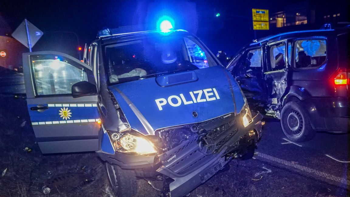 Am frühen Samstagmorgen ist auf der B464 bei Holzgerlingen ein Ford mit einem Streifenwagen zusammengestoßen. Was passiert eigentlich nach so einem Unfall? Bild: SDMG / Dettenmeyer