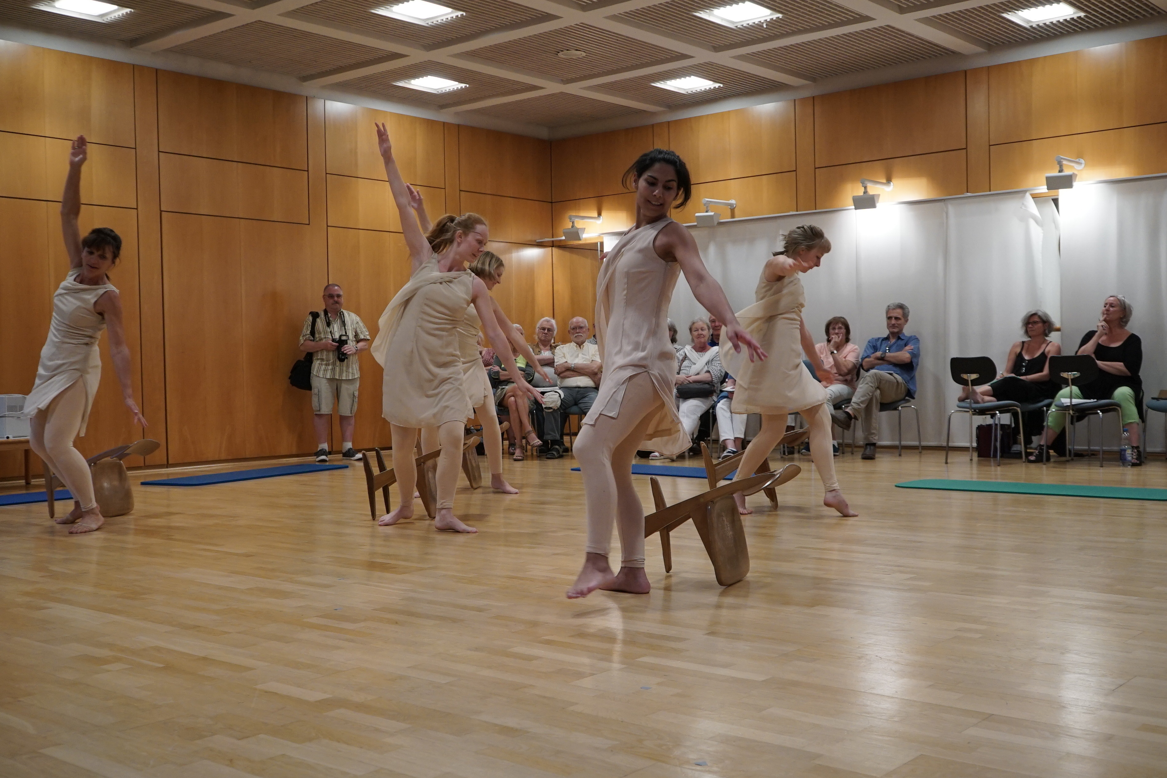 Das ANDAS-Modern-Dance-Art-Ensemble bei der Probe, beobachtt von den Teilnehmern des exklusiven SZ/BZ-Biennale-Spaziergangs. Bild: Heiden