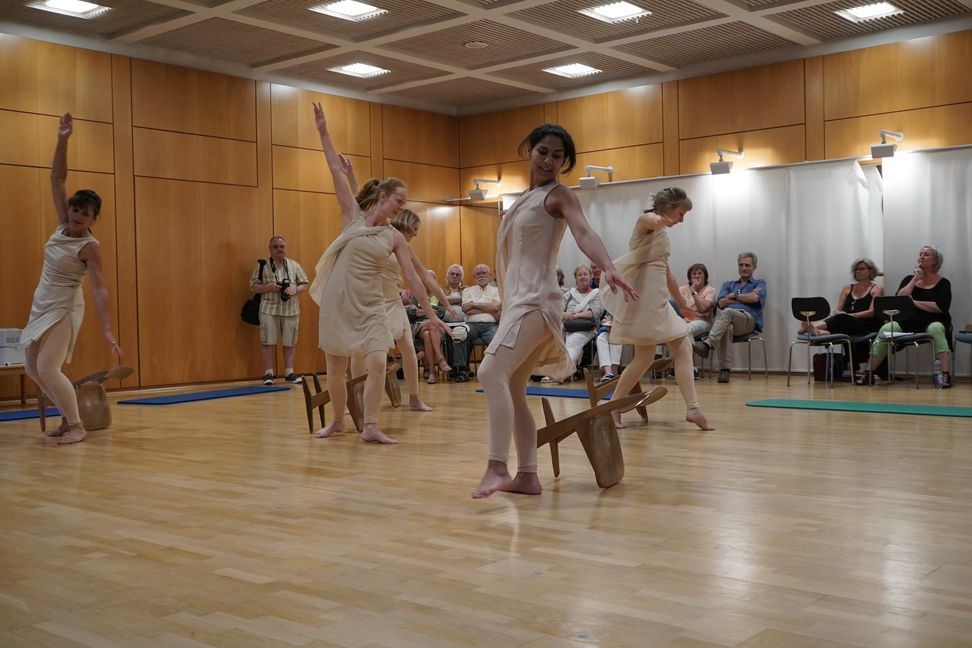Das ANDAS-Modern-Dance-Art-Ensemble bei der Probe, beobachtt von den Teilnehmern des exklusiven SZ/BZ-Biennale-Spaziergangs. Bild: Heiden