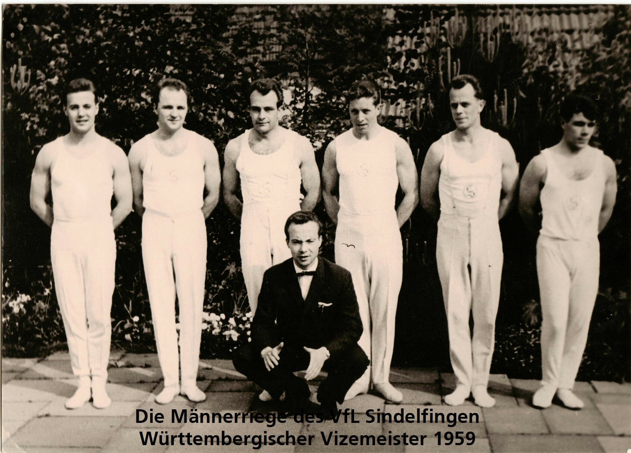 Die württembergischen Vizemeister 1959 des VfL Sindelfingen mit den Eigengewächsen Werner Leyh  (Zweiter von rechts) und Heinz Hornikel (Dritter von links), daneben Dieter Bräunig, der sich auch als Kicker einen Namen machte. Ganz rechts steht Juan Pedret, der aus Spanien nach Sindelfingen kam und in der Pfarrwiesenallee heimisch wurde, ganz links Georg Palotai, ein aus seiner Heimat geflüchteter ungarischer Jugendmeister.Bild: z
