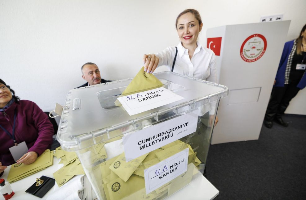Eine türkische Wählerin gibt im Wahllokal in Zuffenhausen ihre Stimme ab.