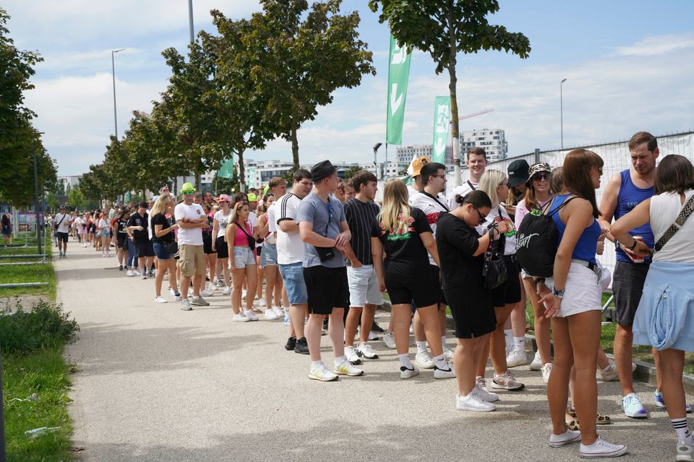 In diesem Jahr sind rund 6500 Eintrittskarten für das Festival verkauft worden. Da heißt es erstmal, anstehen.    Bild: Dettenmeyer