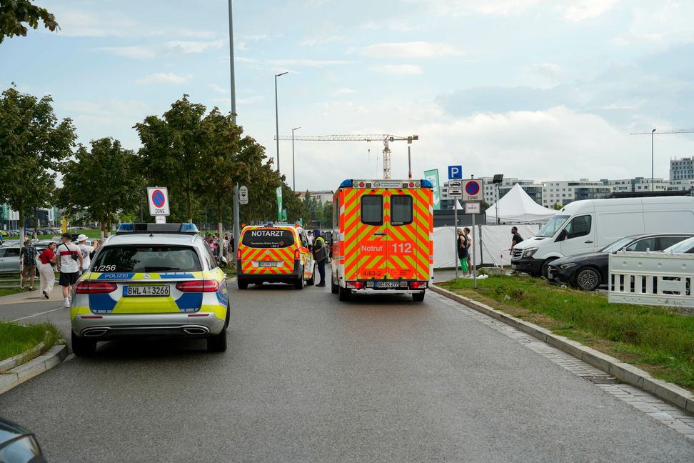 Leider war es nicht überflüssig, dass Polizei und Notarzt vor Ort waren.   Bild: Dettenmeyer