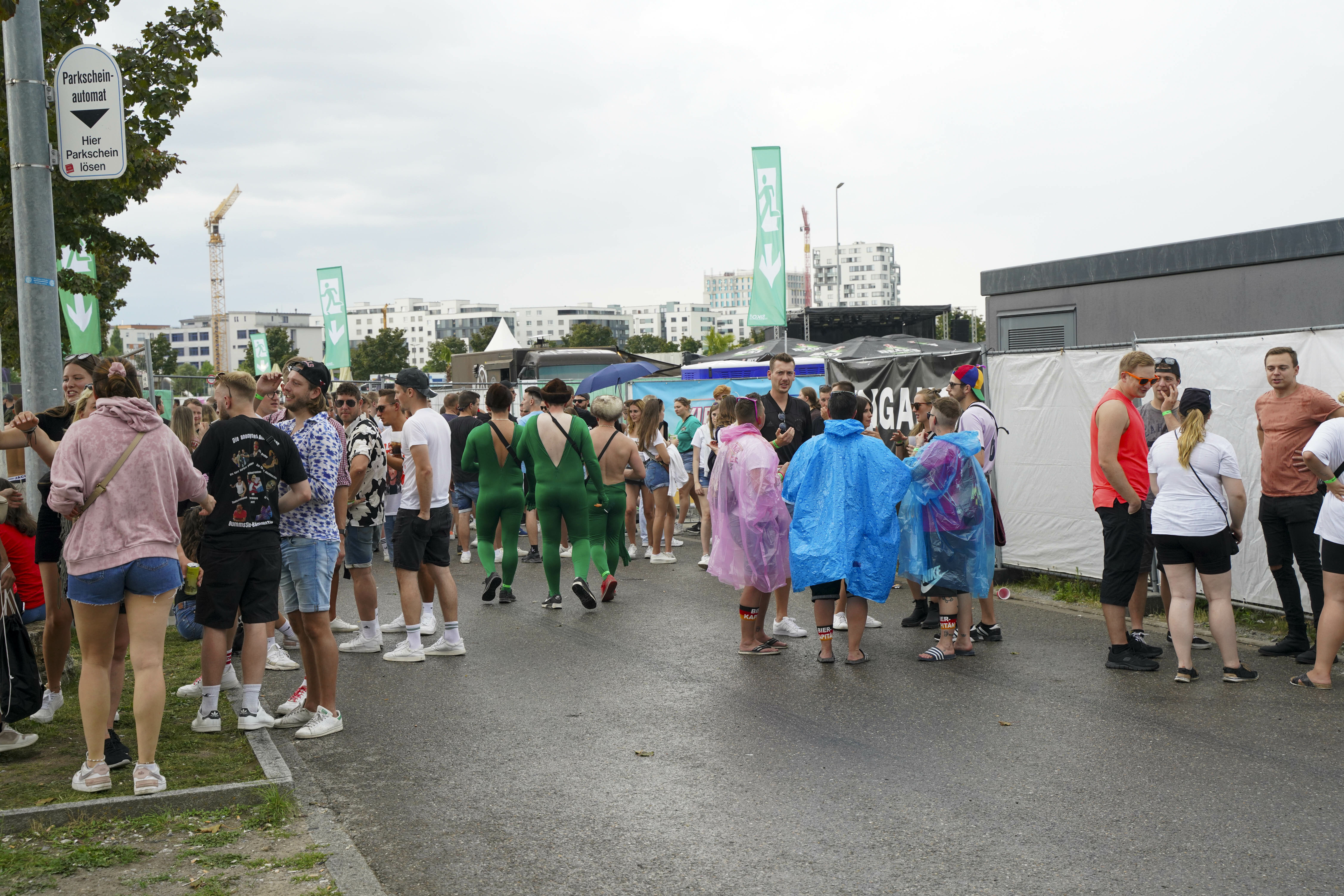 Hier ist alles noch in Ordnung. Später musste das "Mallorca Total"-Festival auf dem Flugfeld zweimal wegen Gewitters geräumt werden. Bild: Dettenmeyer