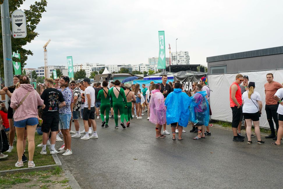 Hier ist alles noch in Ordnung. Später musste das "Mallorca Total"-Festival auf dem Flugfeld zweimal wegen Gewitters geräumt werden. Bild: Dettenmeyer