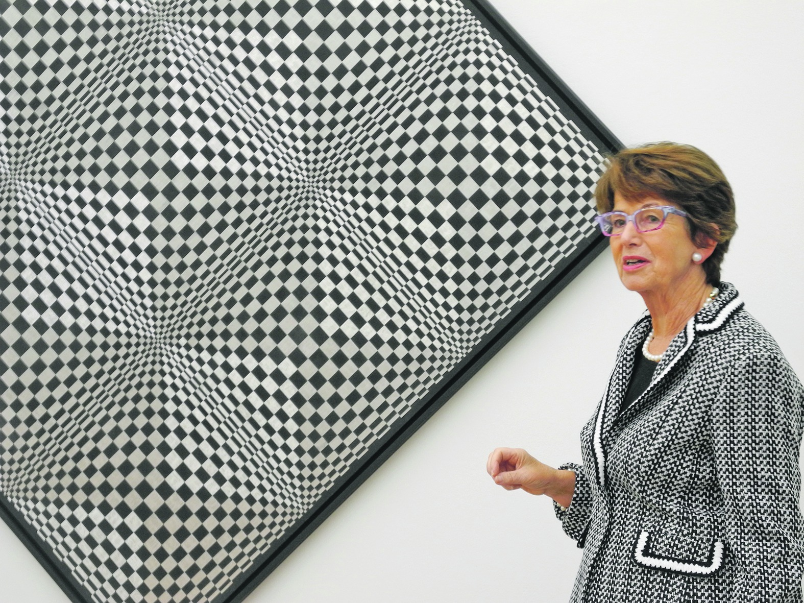 Sammlerin Marli Hoppe-Ritter vor dem Op-Art-Werk von Dadamaino aus dem Jahr 1964 in der neuen Ausstellung des Waldenbucher Museums Ritter. Bild: Volkmann