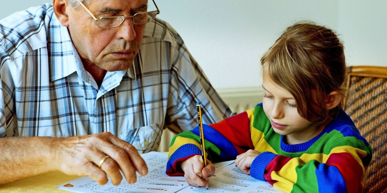 Soll der Opa noch bei den Hausaufgaben helfen? Das fragen sich derzeit viele Familien.

Foto: dpa/Silvia Marks