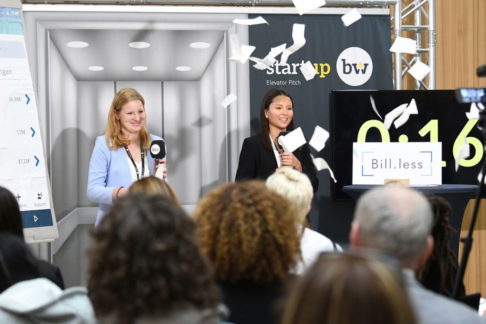 Katrin Lech (links) und Naomi Jaguttis freuen sich über den 3. Platz beim Wettbewerb des Landeswirtschaftsministeriums. Bild: z
