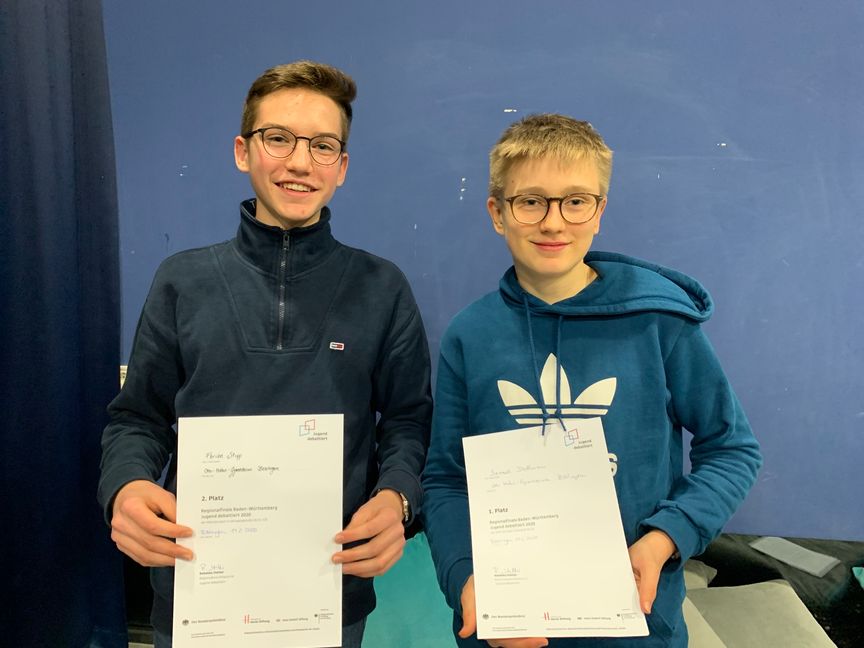 Florian Stupp (links) und Samuel Dollmann mit ihren Urkunden für Platz vier in Baden-Württemberg