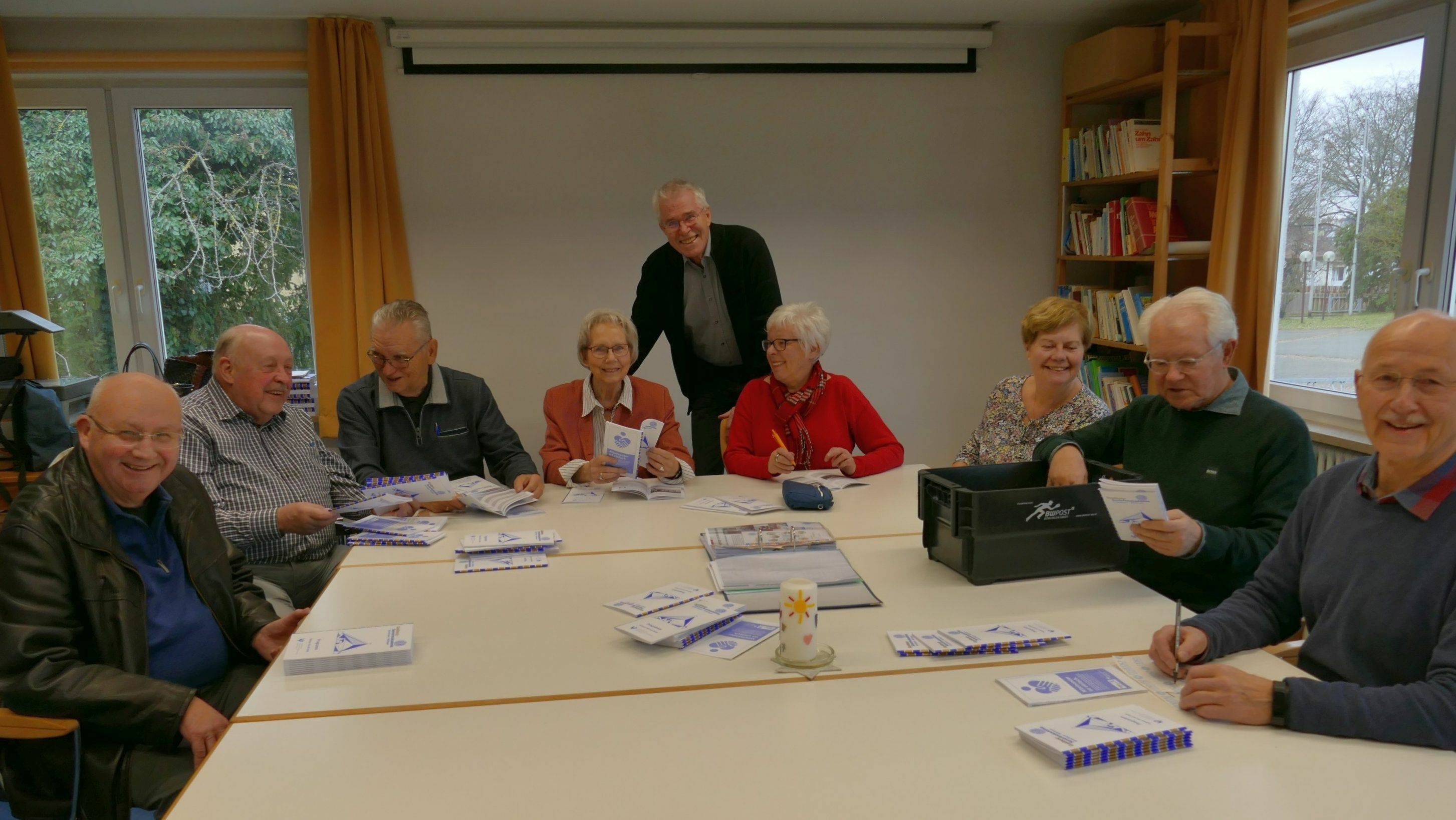 Das Leitungsteam der Goldberg-Seniorenakademie (von links): Wolfgang Fuchs, Ewald Lück, Horst Sprenger, Monika Elsner, stehend Franz Kugler, Ulrika Pado, Brigitte Gehne, Karl Gregor und Peter Zorn beim Versandfertigmachen der Programme.                           Bild: Lück