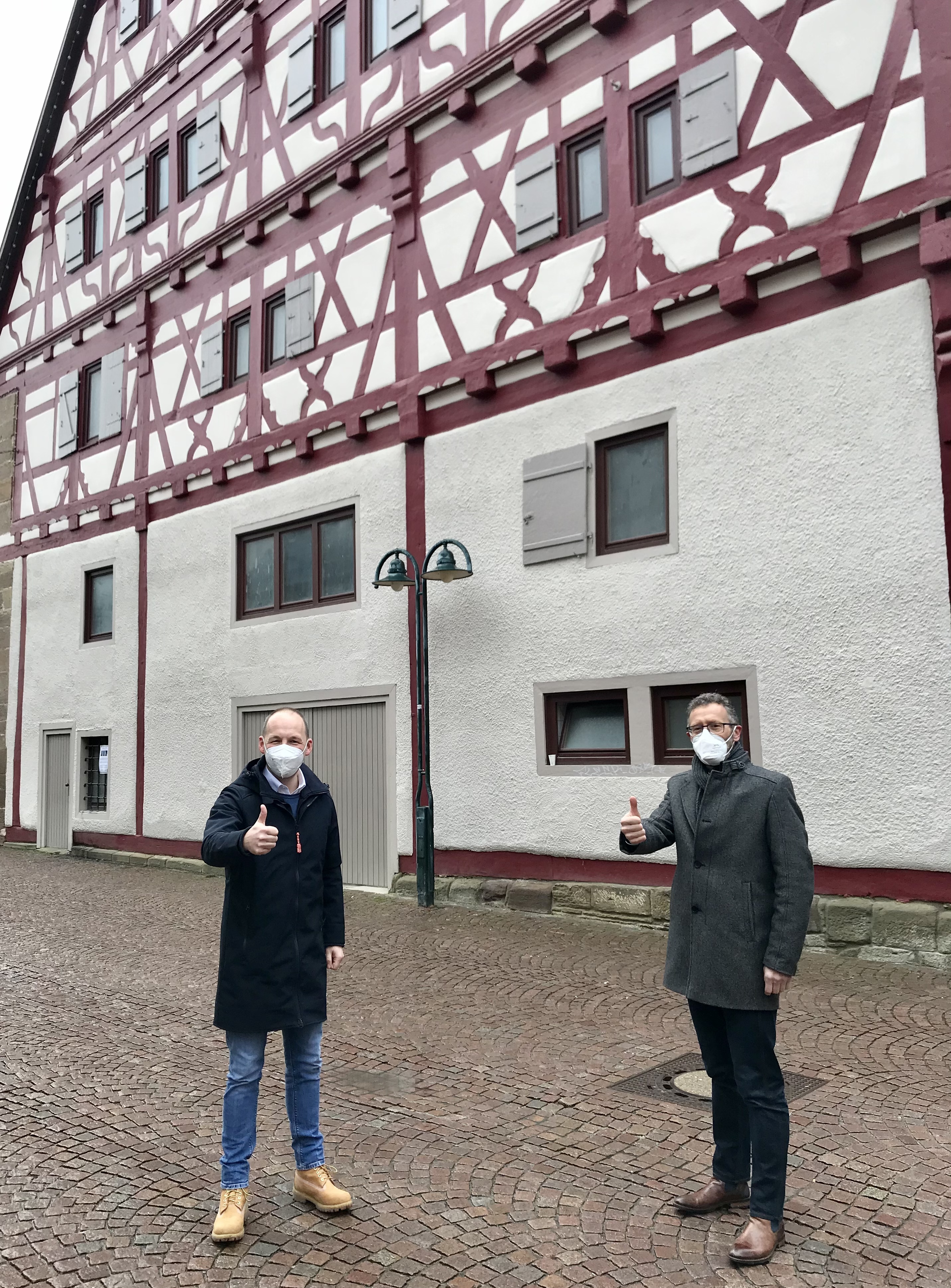 Der CDU-Bundestagsabgeordnete Marc Biadacz und der Herrenberger Oberbürgermeister Thomas Sprißler vor dem Fruchtkasten. Bild: z