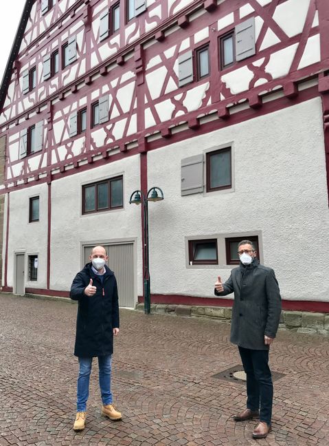 Der CDU-Bundestagsabgeordnete Marc Biadacz und der Herrenberger Oberbürgermeister Thomas Sprißler vor dem Fruchtkasten. Bild: z