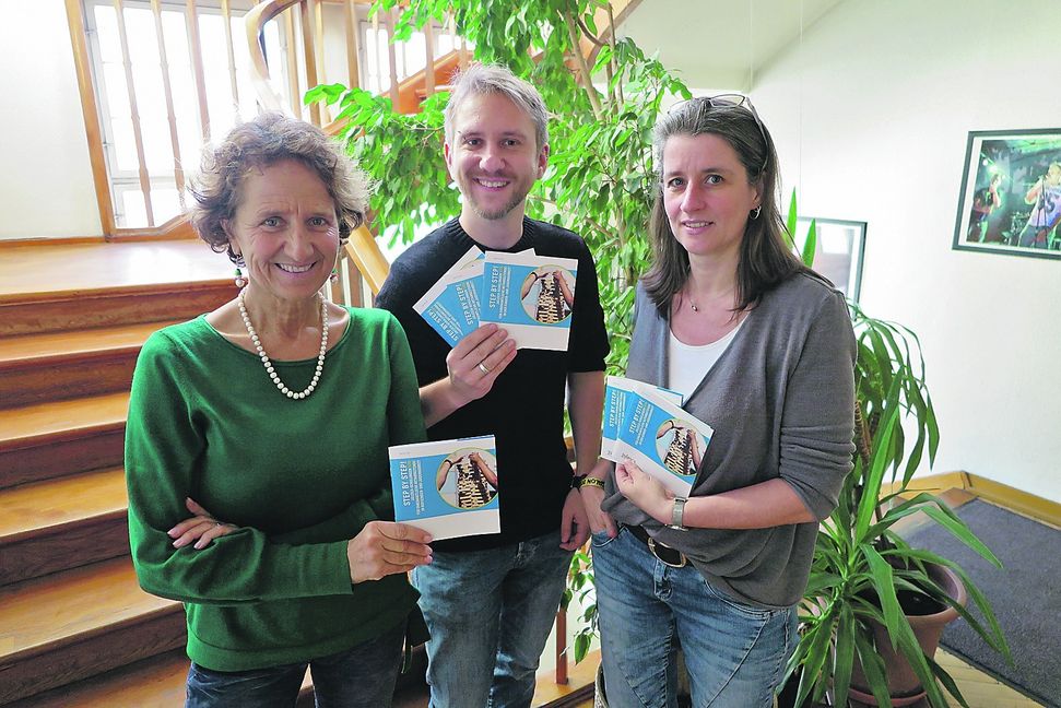 Katrin Monauni vom Kreisjugendring Böblingen, Christian Nagler vom Stadtjugendring Herrenberg und Adelheid Schlegel vom Stadtjugendring Sindelfingen (von links) stellen das neue gemeinsame Schulungsprogramm „Step by Step!“ vor. Bild: Groß