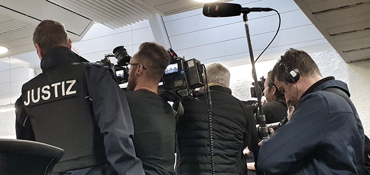 Kamerateams bauen sich im Gerichtssaal auf.        Bild: Wegner