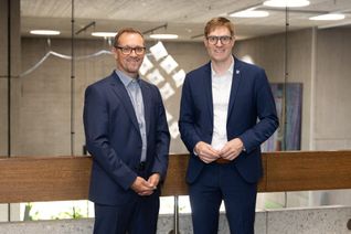 Uwe Malach (links), neuer Technischer Geschäftsführer der Stadtwerke Sindelfingen, mit Oberbürgermeister Markus Kleemann im Rathaus.