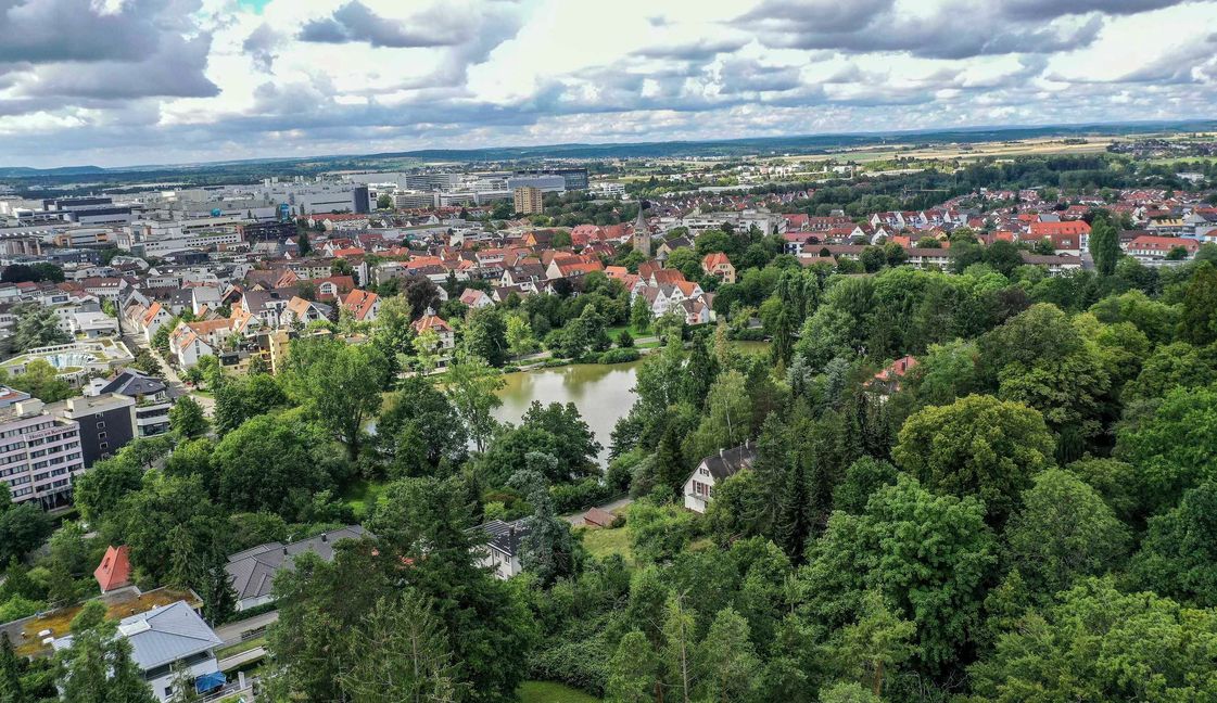 Drohnenflug am Herrenwäldlesberg mit Blick über Sindelfingen: So ähnlich könnte die Perspektive vom Bergfried einer Sindelfinger Burg gewesen sein. Bild: Dettenmeyer