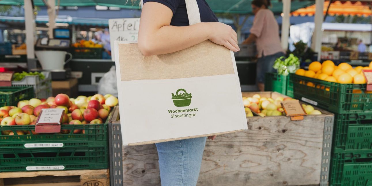 Der hochwertige Shopper ist ein praktischer und stilvoller Begleiter für den Wochenmarkteinkauf.