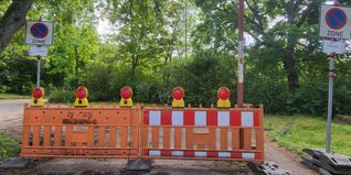 Die Parkflächen an der Eschenriedschule sind abgesperrt.