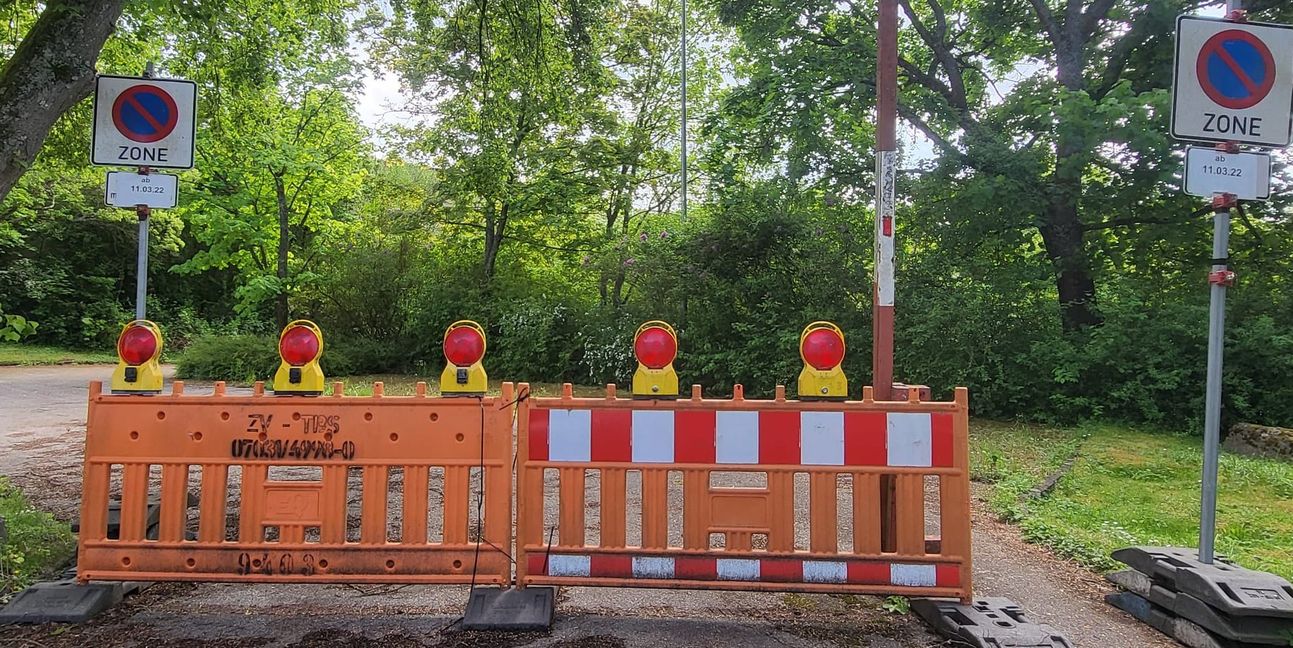 Die Parkflächen an der Eschenriedschule sind abgesperrt.