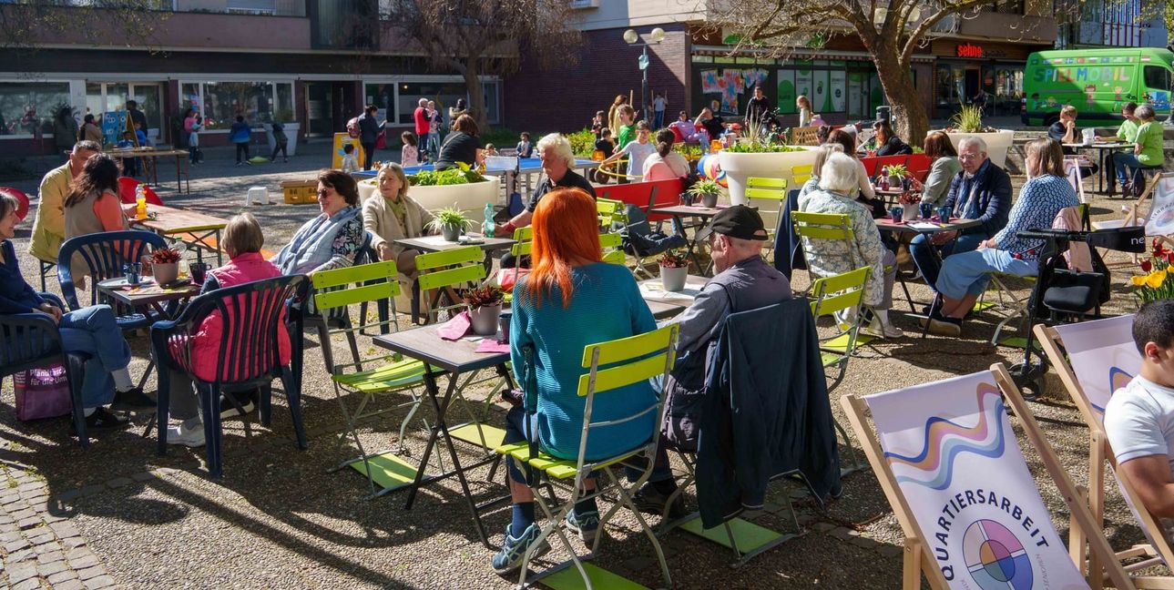 Beim Freiluftcafé auf dem Berliner Platz kommen jeden Donnerstag Menschen aus dem gesamten Stadtteil zusammen.