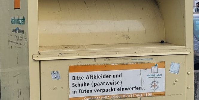 Immer mehr illegaler Müll wird an Altkleidercontainern abgelagert.