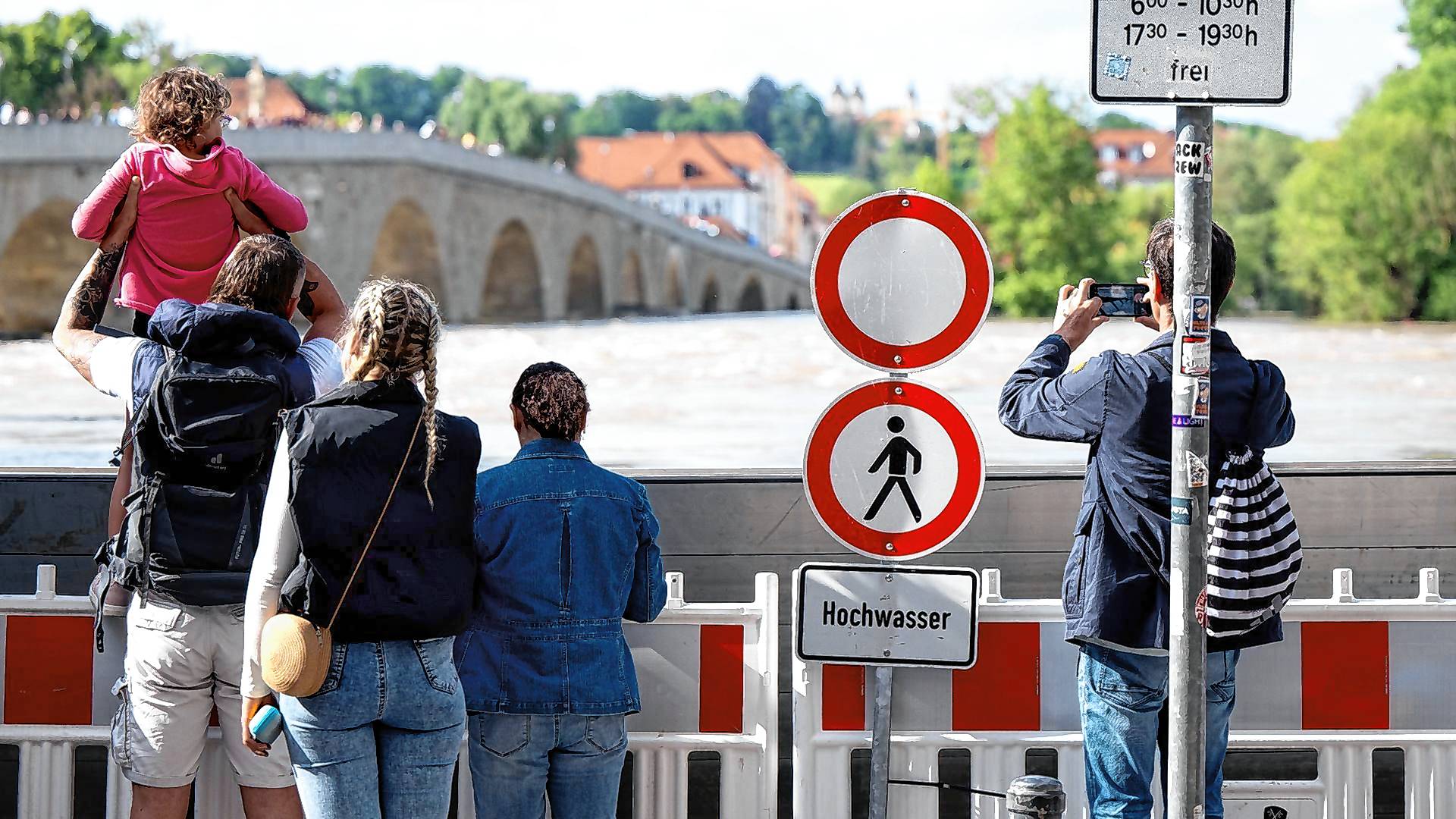 Der Regen hat nachgelassen. Doch noch gibt es keine Entwarnung bei den verheerenden Überschwemmungen in Süddeutschland.