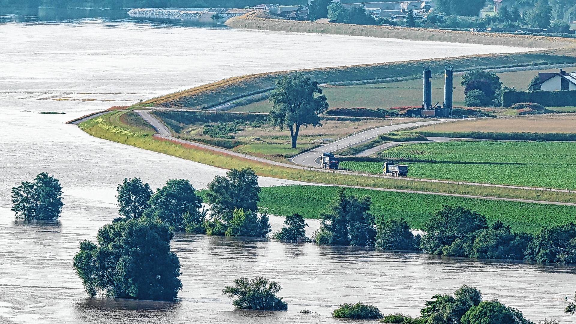 Dämme schützen vor dem Hochwasser der Donau.